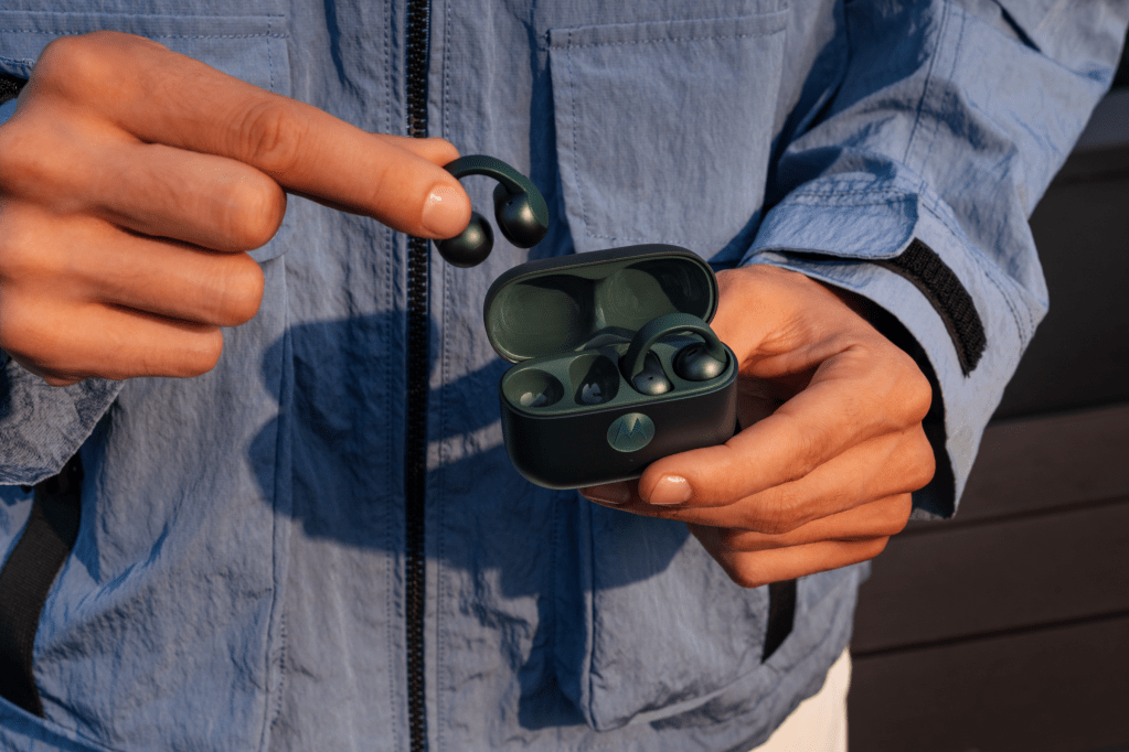 Motorola Moto Buds Loop review: Loopje met de&nbsp;werkelijkheid